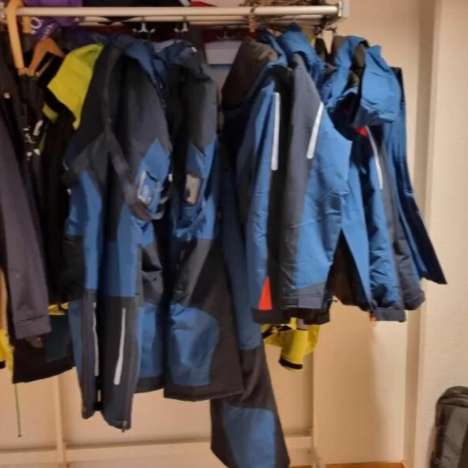 De ansatte på Olsens avdeling deler på det blå yttertøyet. De ansatte på Olsens avdeling deler på det blå yttertøyet.