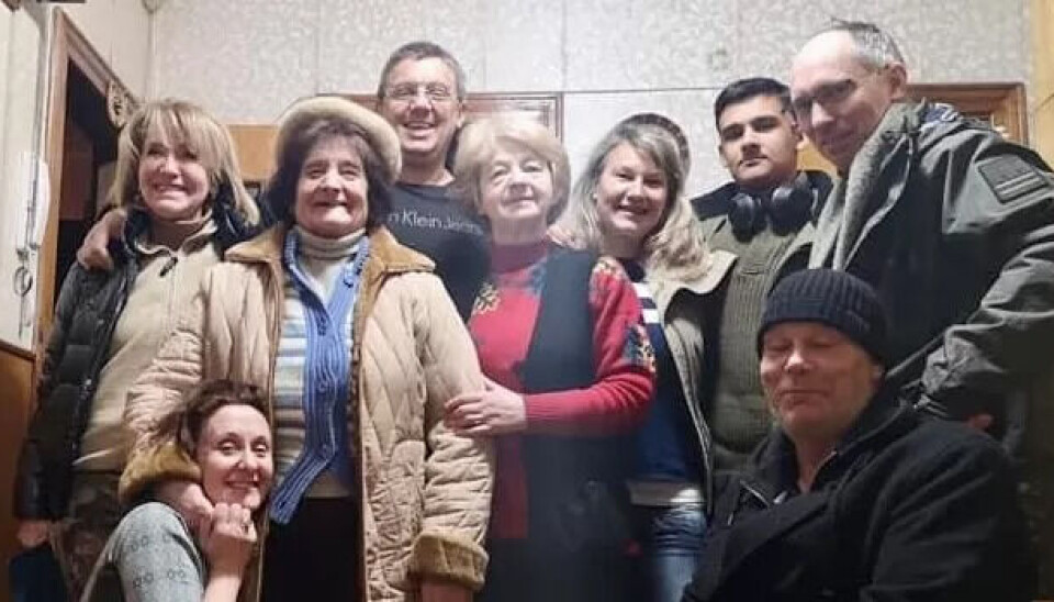 SISTE BILDE: I bestemors leilighet før avreise. Lilya Boboshko Tømmerås (foran t.v.), Oksana Boboshko (søster bak t.v.), Mariya Boboshko (bestemor), Oleg Boboshko (Lilyas bror), Dana Zadorozna (tante), Oksana Mirka (svigerinne), Ostap Tømmerås (sønn), Ola Tømmerås og Trond Strand (foran, sjåfør). SISTE BILDE: I bestemors leilighet før avreise. Lilya Boboshko Tømmerås (foran t.v.), Oksana Boboshko (søster bak t.v.), Mariya Boboshko (bestemor), Oleg Boboshko (Lilyas bror), Dana Zadorozna (tante), Oksana Mirka (svigerinne), Ostap Tømmerås (sønn), Ola Tømmerås og Trond Strand (foran, sjåfør).