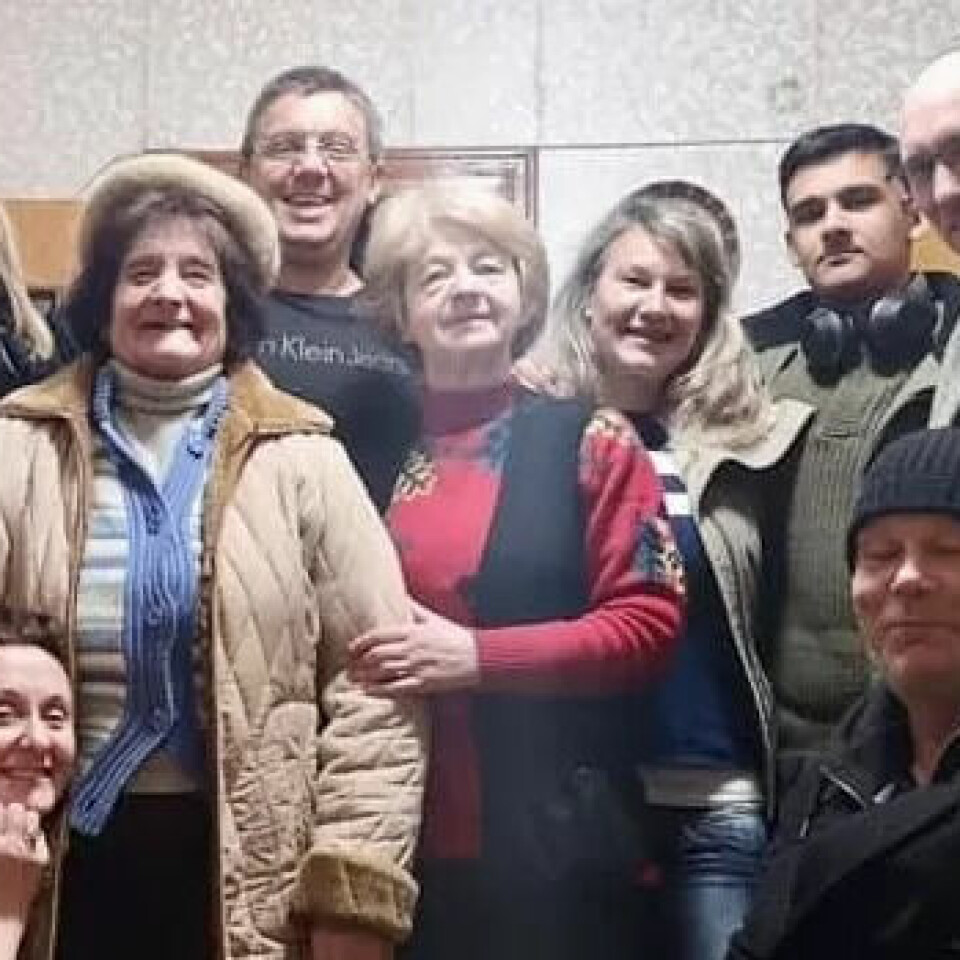 SISTE BILDE: I bestemors leilighet før avreise. Lilya Boboshko Tømmerås (foran t.v.), Oksana Boboshko (søster bak t.v.), Mariya Boboshko (bestemor), Oleg Boboshko (Lilyas bror), Dana Zadorozna (tante), Oksana Mirka (svigerinne), Ostap Tømmerås (sønn), Ola Tømmerås og Trond Strand (foran, sjåfør). SISTE BILDE: I bestemors leilighet før avreise. Lilya Boboshko Tømmerås (foran t.v.), Oksana Boboshko (søster bak t.v.), Mariya Boboshko (bestemor), Oleg Boboshko (Lilyas bror), Dana Zadorozna (tante), Oksana Mirka (svigerinne), Ostap Tømmerås (sønn), Ola Tømmerås og Trond Strand (foran, sjåfør).