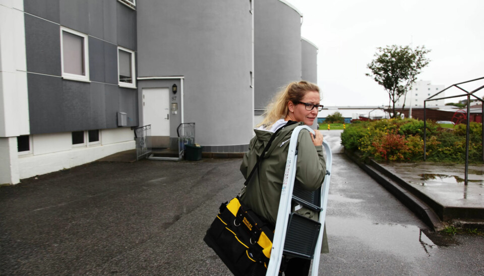 GODT KJENT: Berit Rodahl bruker store deler av arbeidsdagen hjemme hos enslige eldre. Hun har alltid med seg verktøy og gardintrapp. GODT KJENT: Berit Rodahl bruker store deler av arbeidsdagen hjemme hos enslige eldre. Hun har alltid med seg verktøy og gardintrapp.