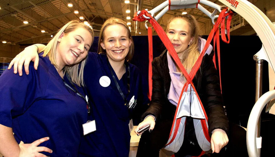 KJEKT: Bolette Grov (18) og Oline Nordhus (18) fortel Luna Isdal kor kjekt det er å jobba som helsefagarbeidar under Utdanningsmessa i Sunnhordaland. KJEKT: Bolette Grov (18) og Oline Nordhus (18) fortel Luna Isdal kor kjekt det er å jobba som helsefagarbeidar under Utdanningsmessa i Sunnhordaland.