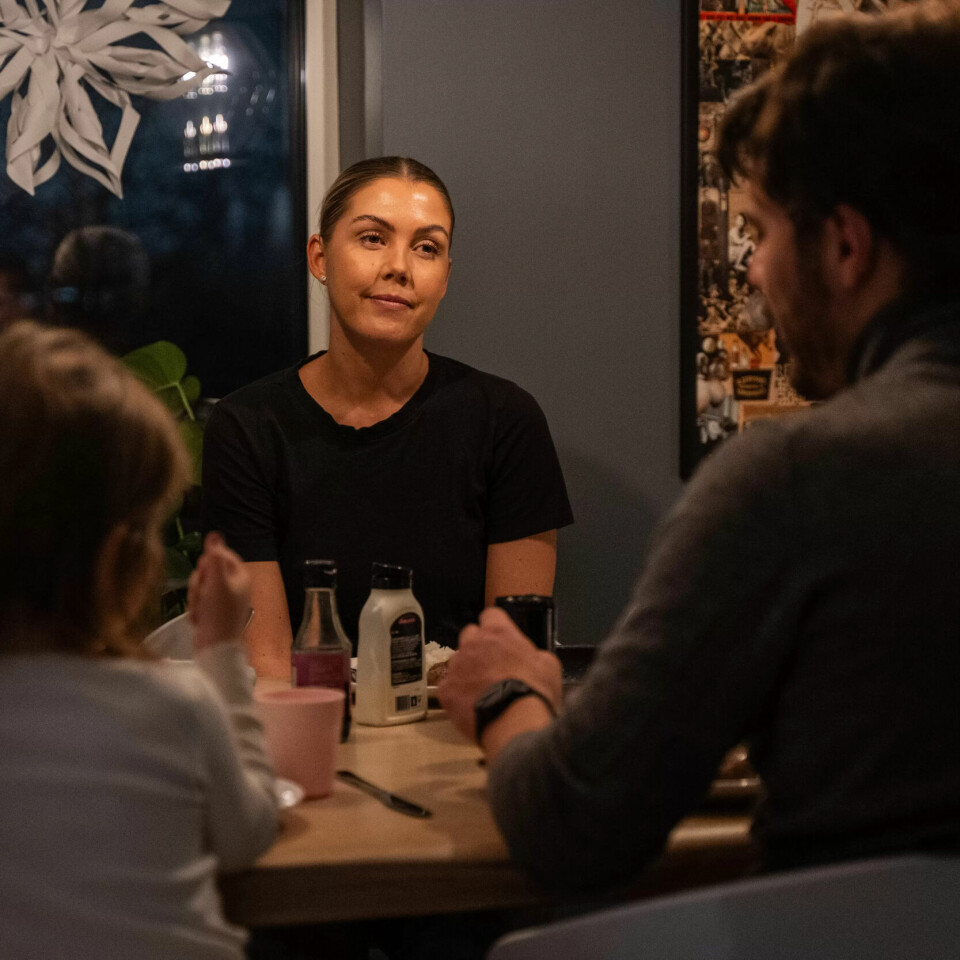 FRAVÆR PÅ JOBBEN: – Om det er krise på sykehuset, er jeg ganske standhaftig på at jeg er nødt til å gå på jobb, sier sykepleier Julie Christine Myhrvold. FRAVÆR PÅ JOBBEN: – Om det er krise på sykehuset, er jeg ganske standhaftig på at jeg er nødt til å gå på jobb, sier sykepleier Julie Christine Myhrvold.