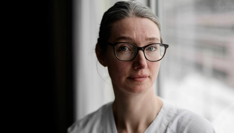 Liv Bjørnhaug Johansen har skrevet bok om hvordan det har vært å være helsearbeider under koronapandemien. Koronakommisjonen peker på mange av de samme problemstillingene som sykepleieren tar opp i boka «Den lange vakta». Liv Bjørnhaug Johansen har skrevet bok om hvordan det har vært å være helsearbeider under koronapandemien. Koronakommisjonen peker på mange av de samme problemstillingene som sykepleieren tar opp i boka «Den lange vakta».