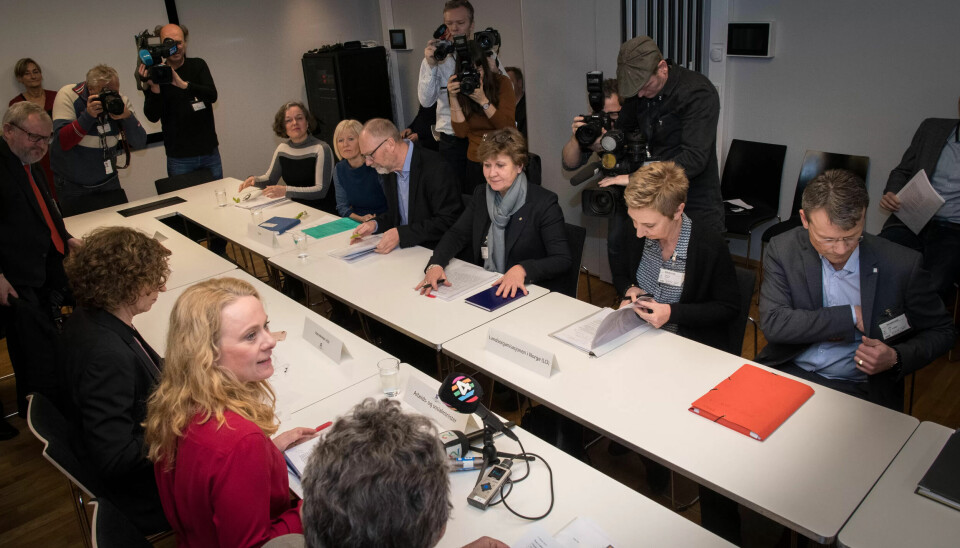 MEDLEMMENE BESTEMMER: Fagforbundet var en av mange organisasjoner som deltok i forhandlingene om ny offentlig tjenestepensjon i februar. Nå er det opp til medlemmene om den nye avtalen blir godkjent. MEDLEMMENE BESTEMMER: Fagforbundet var en av mange organisasjoner som deltok i forhandlingene om ny offentlig tjenestepensjon i februar. Nå er det opp til medlemmene om den nye avtalen blir godkjent.