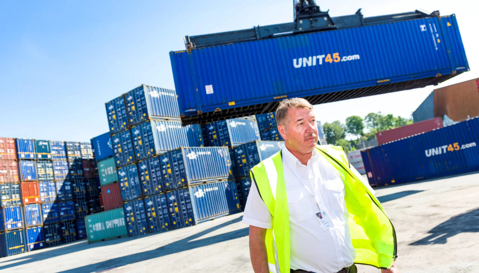 IKKE ARBEIDSLEDIG: Gods har gått som normalt tross korona-tider, så trafikkinspektør Roald Endresen har hatt nok å gjøre på Kristiansand Havn. IKKE ARBEIDSLEDIG: Gods har gått som normalt tross korona-tider, så trafikkinspektør Roald Endresen har hatt nok å gjøre på Kristiansand Havn.
