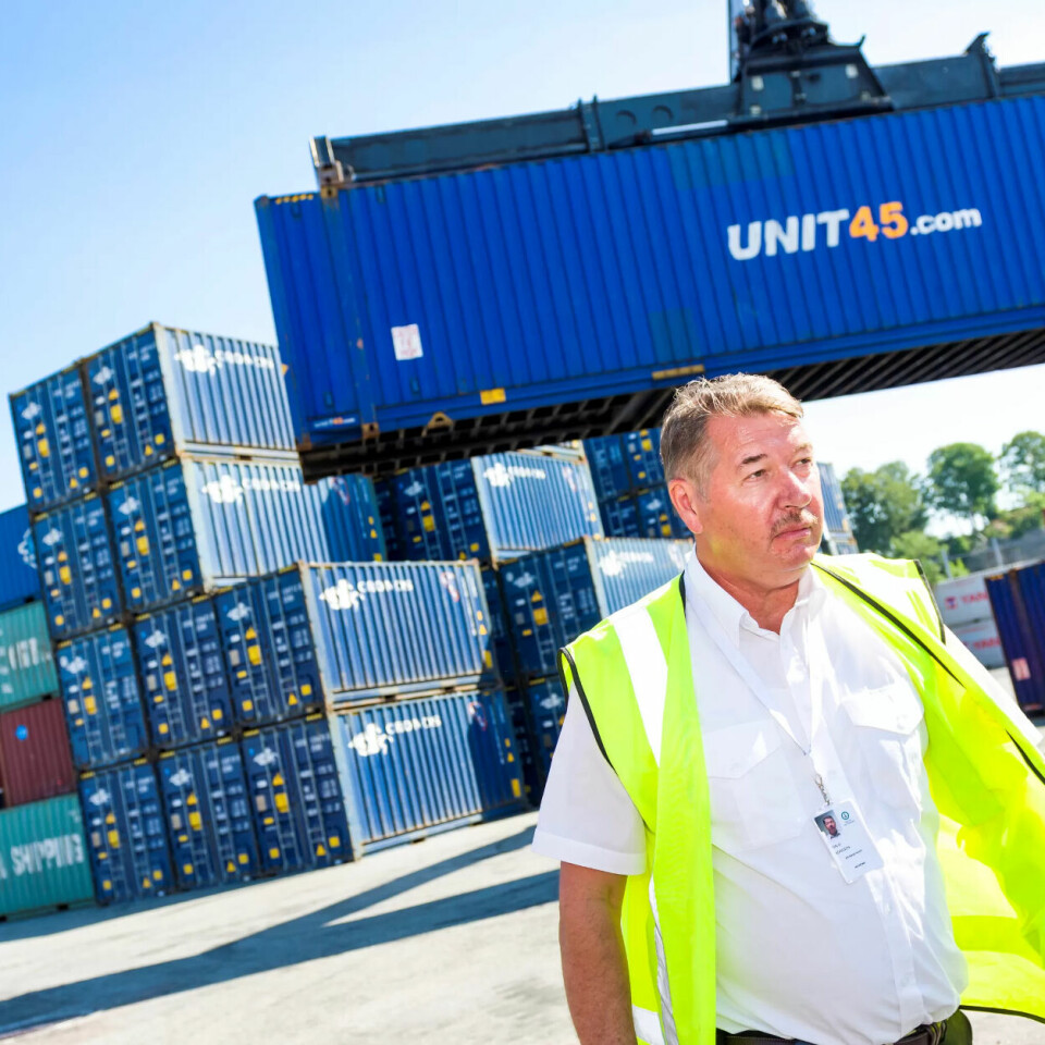 IKKE ARBEIDSLEDIG: Gods har gått som normalt tross korona-tider, så trafikkinspektør Roald Endresen har hatt nok å gjøre på Kristiansand Havn. IKKE ARBEIDSLEDIG: Gods har gått som normalt tross korona-tider, så trafikkinspektør Roald Endresen har hatt nok å gjøre på Kristiansand Havn.