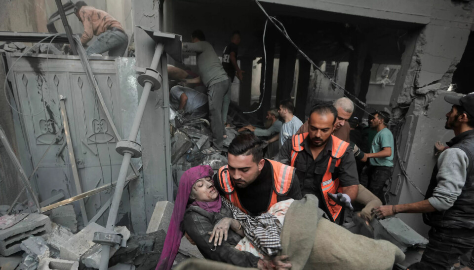 En palestinsk kvinne blir evakuert etter et bombeangrep i Khav Younis. En palestinsk kvinne blir evakuert etter et bombeangrep i Khav Younis.