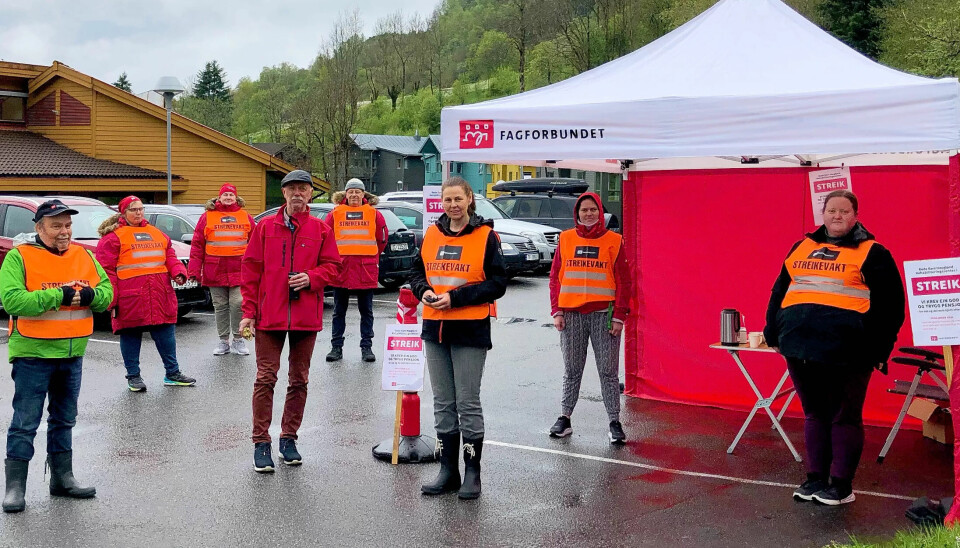 STERKE SAMMEN: De streikende ved Røde Kors Rehabiliteringssenter i Fjaler får støtte av Fagforbundet lokalt, regionalt og sentralt. Dermed slipper de å stå alene i streiketeltet utenfor arbeidsplassen. STERKE SAMMEN: De streikende ved Røde Kors Rehabiliteringssenter i Fjaler får støtte av Fagforbundet lokalt, regionalt og sentralt. Dermed slipper de å stå alene i streiketeltet utenfor arbeidsplassen.