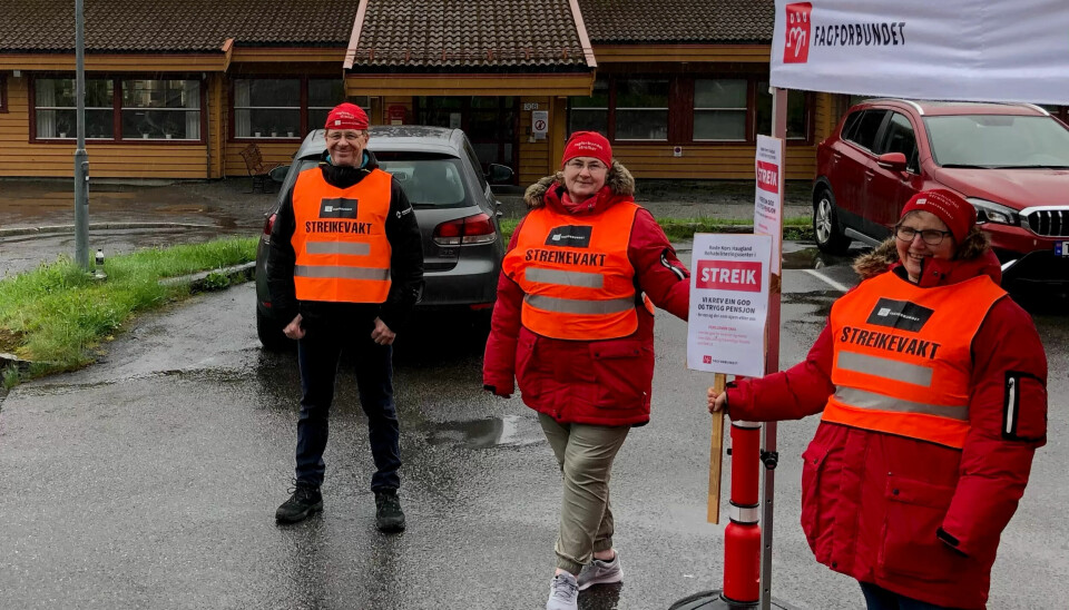 STREIKER: Onsdag formiddag var tre av de syv som er tatt ut i streik på plass foran rehabiliteringssenteret på Vestlandet. Fra venstre: Rolf Bjørkås, Maryia Ophaug og Anne Marie Nedrebø. STREIKER: Onsdag formiddag var tre av de syv som er tatt ut i streik på plass foran rehabiliteringssenteret på Vestlandet. Fra venstre: Rolf Bjørkås, Maryia Ophaug og Anne Marie Nedrebø.