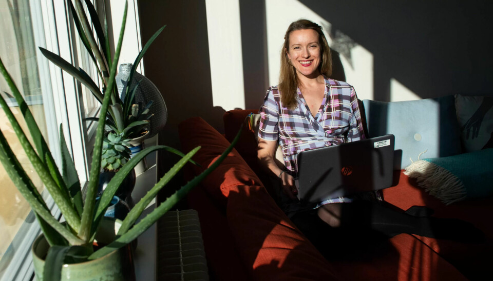 Susanna Scholz i Sparebank 1 er en av dem med hjemmekontor nå. Hun savner miljøet på jobben, men begynner også å komme godt inn i rutinene med hjemmekontor. Susanna Scholz i Sparebank 1 er en av dem med hjemmekontor nå. Hun savner miljøet på jobben, men begynner også å komme godt inn i rutinene med hjemmekontor.