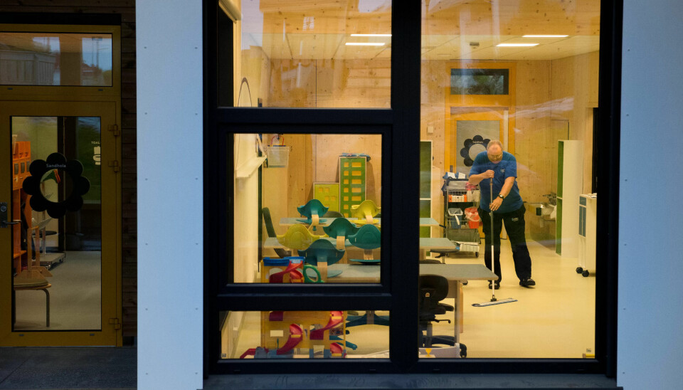 SKINNENDE RENT: Einar Ørbog rensker vekk smuss fra gulvet med ferske sentrifugefuktige mopper fra kjøleskapet. SKINNENDE RENT: Einar Ørbog rensker vekk smuss fra gulvet med ferske sentrifugefuktige mopper fra kjøleskapet.