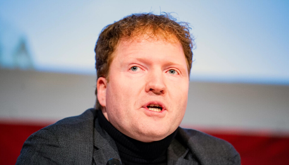 Sigbjørn Gjelsvik ber samferdselsministeren om trygg lagring av alle «Akershus»-veiskilt, pluss fylkesskilt for andre aktuelle fylker, i påvente av at de skal kunne tas i bruk igjen. Sigbjørn Gjelsvik ber samferdselsministeren om trygg lagring av alle «Akershus»-veiskilt, pluss fylkesskilt for andre aktuelle fylker, i påvente av at de skal kunne tas i bruk igjen.