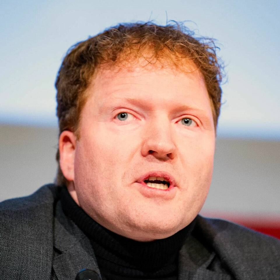 Sigbjørn Gjelsvik ber samferdselsministeren om trygg lagring av alle «Akershus»-veiskilt, pluss fylkesskilt for andre aktuelle fylker, i påvente av at de skal kunne tas i bruk igjen. Sigbjørn Gjelsvik ber samferdselsministeren om trygg lagring av alle «Akershus»-veiskilt, pluss fylkesskilt for andre aktuelle fylker, i påvente av at de skal kunne tas i bruk igjen.