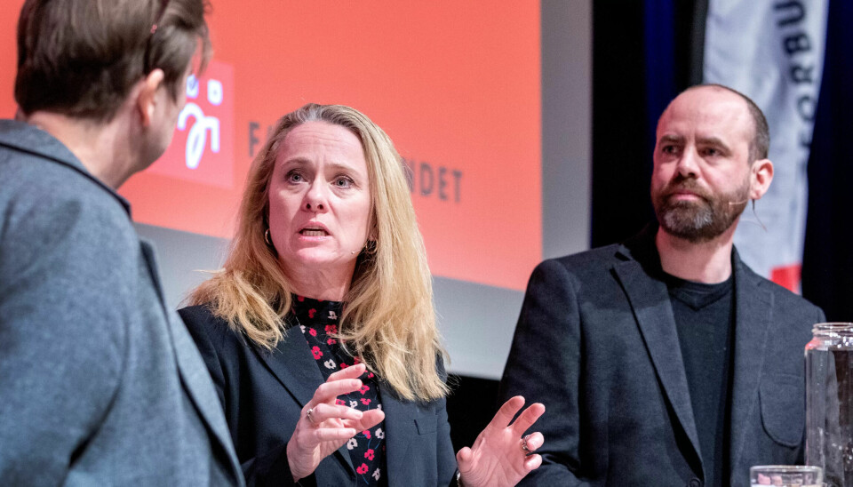 Arbeids- og sosialminister Anniken Hauglig, Høyre og Arbeiderpartiets arbeidspolitiske talsperson, Arild Grande, diskuterer arbeidslivskriminalitet på NTL og Fagforbundets konferanse. Arbeids- og sosialminister Anniken Hauglig, Høyre og Arbeiderpartiets arbeidspolitiske talsperson, Arild Grande, diskuterer arbeidslivskriminalitet på NTL og Fagforbundets konferanse.
