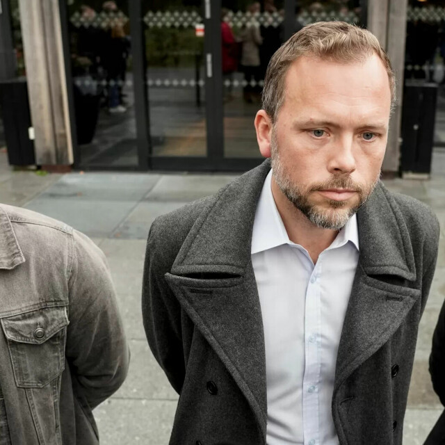 SV-toppene Torgeir Knag Fylkesnes, Audun Lysbakken og Kirsti Bergstø etter å ha brutt forhandlingene med Ap og Sp i september. SV-toppene Torgeir Knag Fylkesnes, Audun Lysbakken og Kirsti Bergstø etter å ha brutt forhandlingene med Ap og Sp i september.