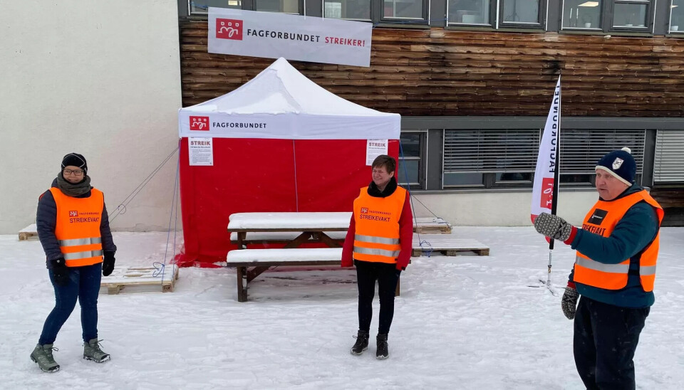STREIK: Fra v. Liv Edvardsen, leder i Fagforbundet Innlandet Helene Skeibrok og Jørn Eriksen har tatt på streikevestene, men holder god avstand og står i Moelv i stedet for utenfor Ringen Rehabiliteringssenter der fem medlemmer er tatt ut i streik. STREIK: Fra v. Liv Edvardsen, leder i Fagforbundet Innlandet Helene Skeibrok og Jørn Eriksen har tatt på streikevestene, men holder god avstand og står i Moelv i stedet for utenfor Ringen Rehabiliteringssenter der fem medlemmer er tatt ut i streik.