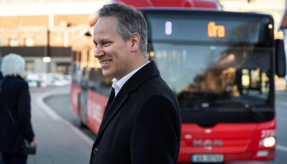 HOLDER BRANSJEN I ØRA: En ny EU-pakke som regulerer varetransport på tvers av norskegrensa, viser seg å inneholde flere av grepene Fagforbundet post og finans etterspør også for det innenlands markedet. Nå vurderer samferdselsminister Jon-Ivar Nygård (bildet) å innføre dem. HOLDER BRANSJEN I ØRA: En ny EU-pakke som regulerer varetransport på tvers av norskegrensa, viser seg å inneholde flere av grepene Fagforbundet post og finans etterspør også for det innenlands markedet. Nå vurderer samferdselsminister Jon-Ivar Nygård (bildet) å innføre dem.