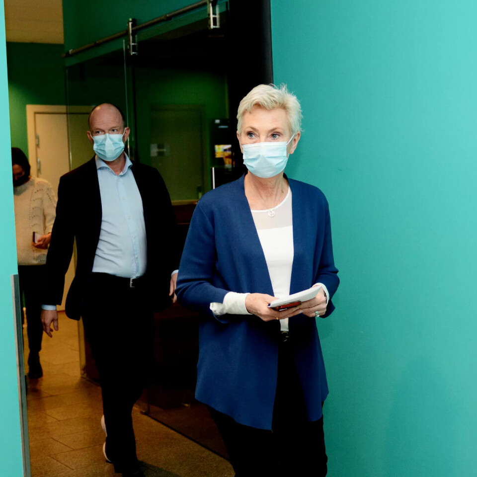LO-leder Peggy Hessen Følsvik og administrerende direktør Ole Erik Almlid i NHO kan se fram til to intense dager når årets lønnsoppgjør skal avgjøres LO-leder Peggy Hessen Følsvik og administrerende direktør Ole Erik Almlid i NHO kan se fram til to intense dager når årets lønnsoppgjør skal avgjøres
