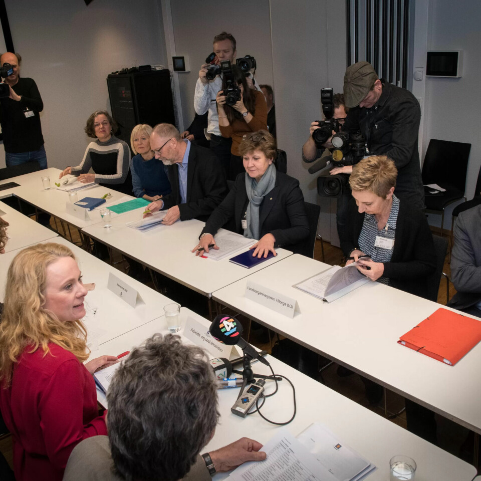 SKVÆRET OPP: Arbeids- ogsosialdepartementet har forsikret fagbevegelsen om at alt de er enige om å forhandle om i løpet av 2019 står ved lag, blant annet særaldersgrenser. Bildet er fra forhandlingene da partene ble enige om ny offentlig tjenestepensjon i fjor. SKVÆRET OPP: Arbeids- ogsosialdepartementet har forsikret fagbevegelsen om at alt de er enige om å forhandle om i løpet av 2019 står ved lag, blant annet særaldersgrenser. Bildet er fra forhandlingene da partene ble enige om ny offentlig tjenestepensjon i fjor.