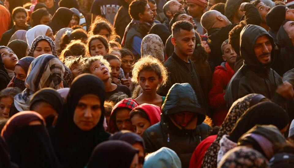 UTSATT: Det okkuperte området Gaza-stripen er blant stedene Fagforbundet vil forby norske bedrifter å investere i, direkte eller indirekte. Bildet viser mennesker som står i kø ved et bakeri i Khan Younis i sørlige Gaza 28. oktober 2024. UTSATT: Det okkuperte området Gaza-stripen er blant stedene Fagforbundet vil forby norske bedrifter å investere i, direkte eller indirekte. Bildet viser mennesker som står i kø ved et bakeri i Khan Younis i sørlige Gaza 28. oktober 2024.