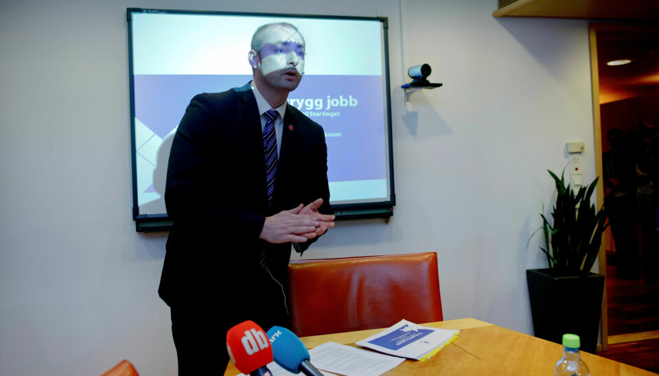 Robert Eriksson vil gi arbeidsgiver rett til å avtale lengre arbeidsdager direkte med de ansatte. Robert Eriksson vil gi arbeidsgiver rett til å avtale lengre arbeidsdager direkte med de ansatte.