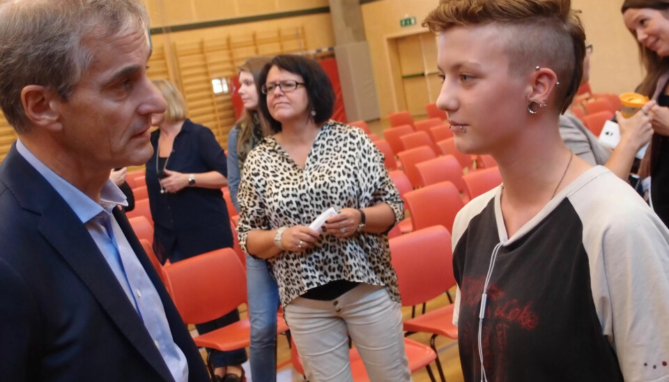 Evelyn Oldervik ville vite hvorfor hun ikke får jobbe med ungdom i praksisperioden. Jonas Gahr Støre lovet å undersøke. Evelyn Oldervik ville vite hvorfor hun ikke får jobbe med ungdom i praksisperioden. Jonas Gahr Støre lovet å undersøke.