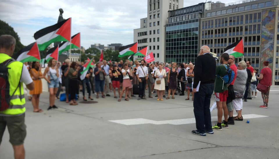 DEMONSTRASJON: Mange deltok i demonstrasjonen mot Israels blokade av Gaza utenfor Utenriksdepartementet. Israel vil ikke beklage at det ble brukt vold under overtagelse av den norske båten. DEMONSTRASJON: Mange deltok i demonstrasjonen mot Israels blokade av Gaza utenfor Utenriksdepartementet. Israel vil ikke beklage at det ble brukt vold under overtagelse av den norske båten.