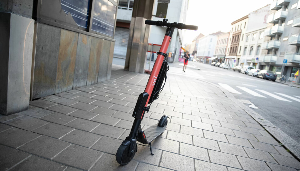 Mange set frå seg sparkesyklane midt på fortauet, sånn som dette i Oslo sentrum ein fredagskveld. Mange set frå seg sparkesyklane midt på fortauet, sånn som dette i Oslo sentrum ein fredagskveld.