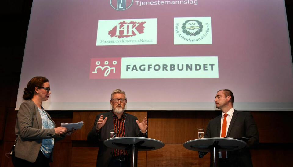 ENIGE OG UENIGE: LO-nestleder Tor Arne Solbakken (tv) og arbeidsminister Robert Eriksson var enige om noe og uenige om andre ting til det gjelder framtidas pensjonsordninger. Helt til venstre møteleder Kaia Storvik fra tenketanken Agenda. ENIGE OG UENIGE: LO-nestleder Tor Arne Solbakken (tv) og arbeidsminister Robert Eriksson var enige om noe og uenige om andre ting til det gjelder framtidas pensjonsordninger. Helt til venstre møteleder Kaia Storvik fra tenketanken Agenda.
