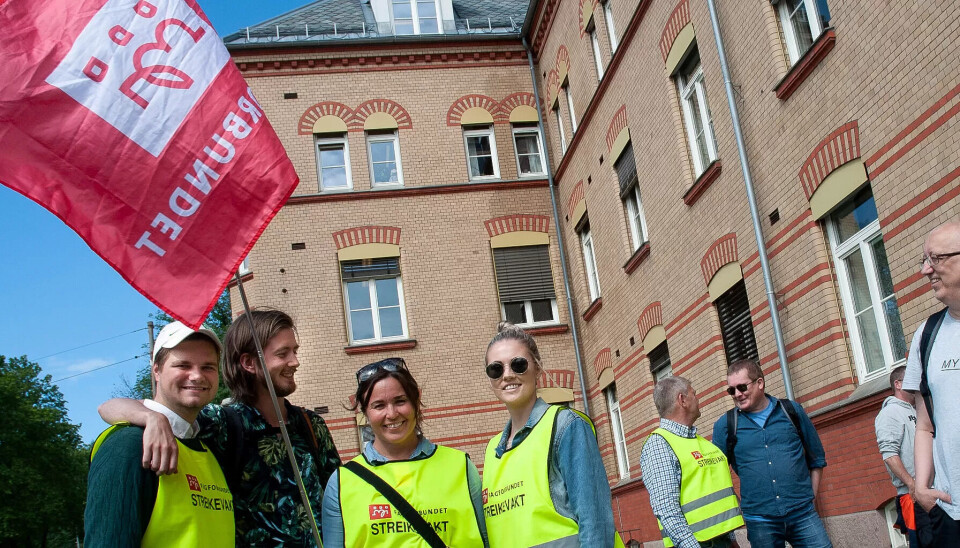 PENSJONSKAMP: I bakgrunnen vinduene til direktørens kontor. I forgrunnen, streikevaktene Ramona Braanen, Julian Råbu og Suzanne Elisabeth Mengkrogen. Tobias Drevland Lund er leder for Rød Ungdom. PENSJONSKAMP: I bakgrunnen vinduene til direktørens kontor. I forgrunnen, streikevaktene Ramona Braanen, Julian Råbu og Suzanne Elisabeth Mengkrogen. Tobias Drevland Lund er leder for Rød Ungdom.