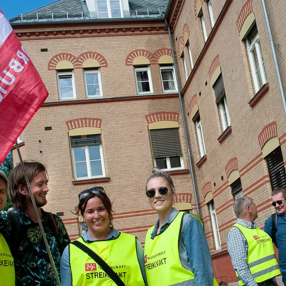 PENSJONSKAMP: I bakgrunnen vinduene til direktørens kontor. I forgrunnen, streikevaktene Ramona Braanen, Julian Råbu og Suzanne Elisabeth Mengkrogen. Tobias Drevland Lund er leder for Rød Ungdom. PENSJONSKAMP: I bakgrunnen vinduene til direktørens kontor. I forgrunnen, streikevaktene Ramona Braanen, Julian Råbu og Suzanne Elisabeth Mengkrogen. Tobias Drevland Lund er leder for Rød Ungdom.