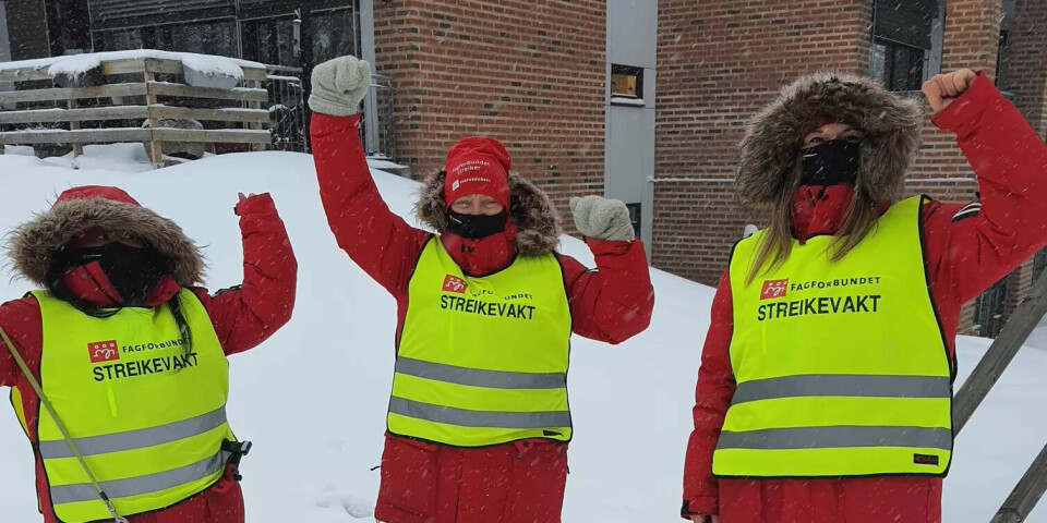 Nelda Kaurin (t.v), May-Britt Nilsen og Elisabeth Offerdahl fortsetter streiken etter full seier i arbeidsretten. Nelda Kaurin (t.v), May-Britt Nilsen og Elisabeth Offerdahl fortsetter streiken etter full seier i arbeidsretten.