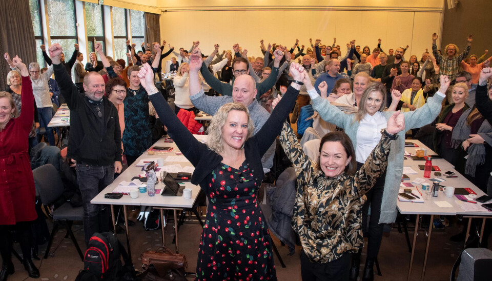 HISTORISK: - En historisk pensjonsseier, mente Tone Faugli (tv) og Sissel M. Skoghaug som slapp nyheten om Rikslønnsmenda kjennesle på tariffkonferansen til Fagforbundet Oslo. HISTORISK: - En historisk pensjonsseier, mente Tone Faugli (tv) og Sissel M. Skoghaug som slapp nyheten om Rikslønnsmenda kjennesle på tariffkonferansen til Fagforbundet Oslo.