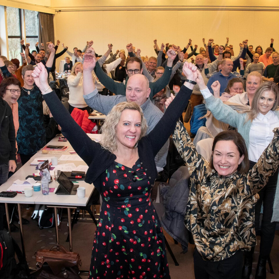 HISTORISK: - En historisk pensjonsseier, mente Tone Faugli (tv) og Sissel M. Skoghaug som slapp nyheten om Rikslønnsmenda kjennesle på tariffkonferansen til Fagforbundet Oslo. HISTORISK: - En historisk pensjonsseier, mente Tone Faugli (tv) og Sissel M. Skoghaug som slapp nyheten om Rikslønnsmenda kjennesle på tariffkonferansen til Fagforbundet Oslo.