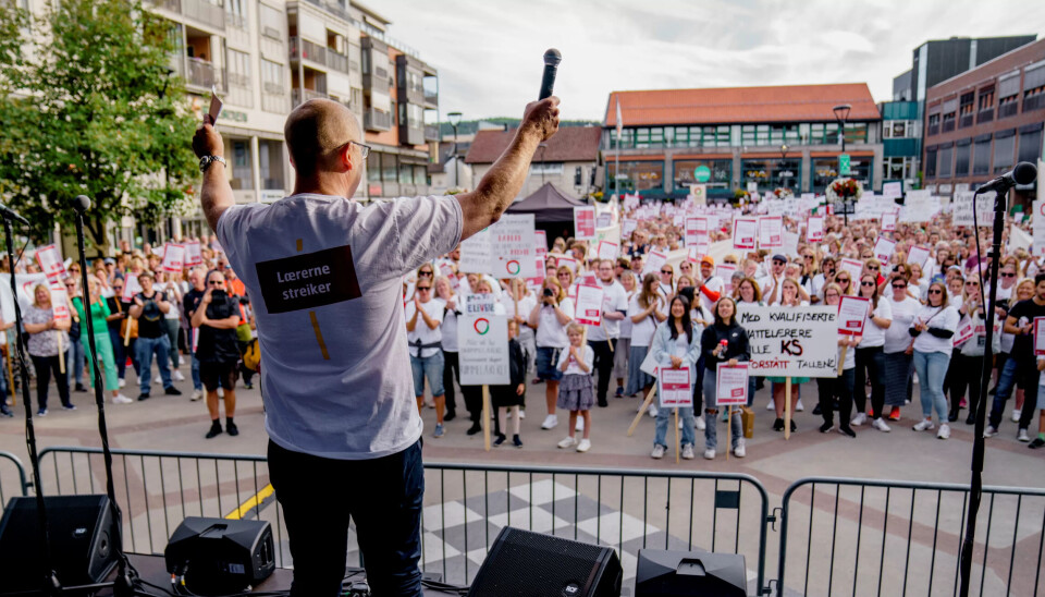 Leder i Utdanningsforbundet, Steffen Handal, under en streikemarkering på Lillestrøm. Leder i Utdanningsforbundet, Steffen Handal, under en streikemarkering på Lillestrøm.