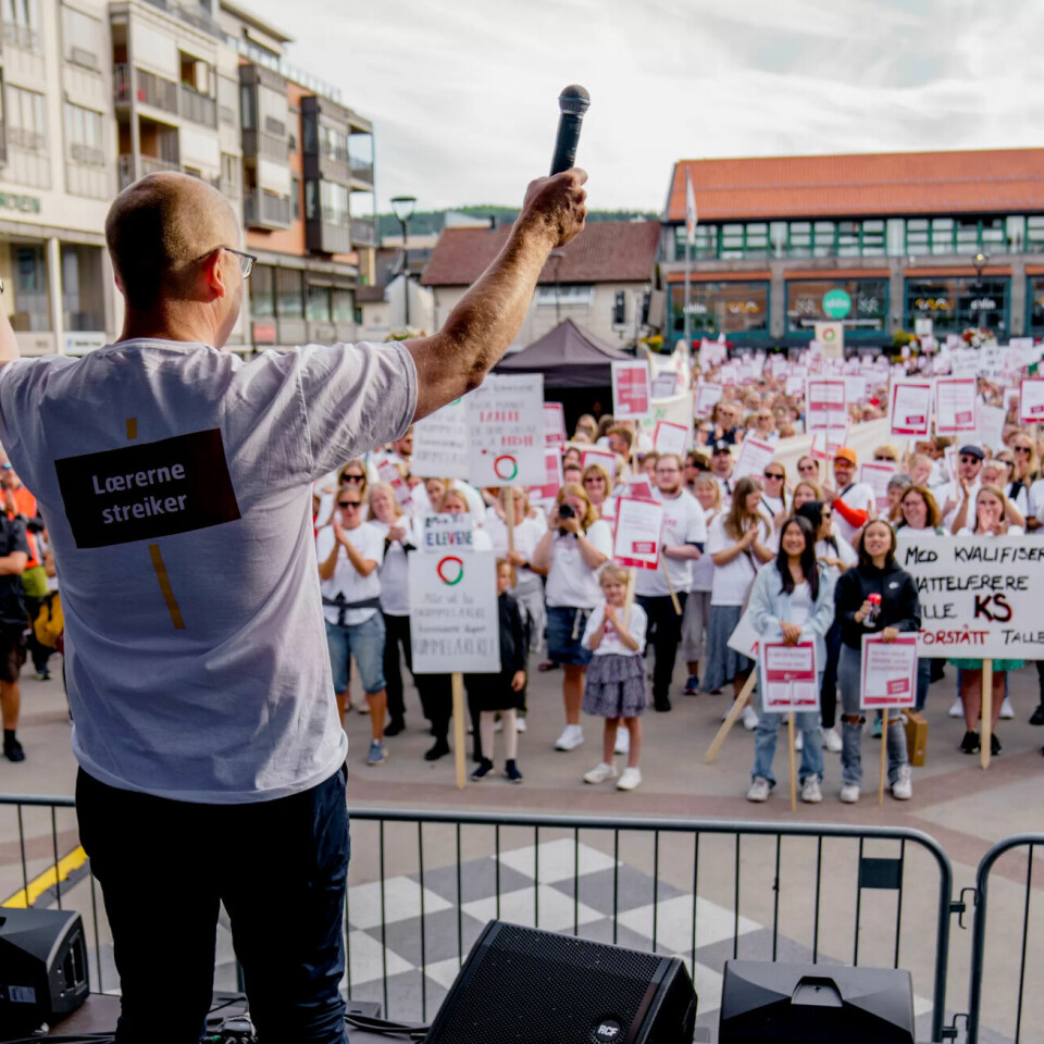 Leder i Utdanningsforbundet, Steffen Handal, under en streikemarkering på Lillestrøm. Leder i Utdanningsforbundet, Steffen Handal, under en streikemarkering på Lillestrøm.
