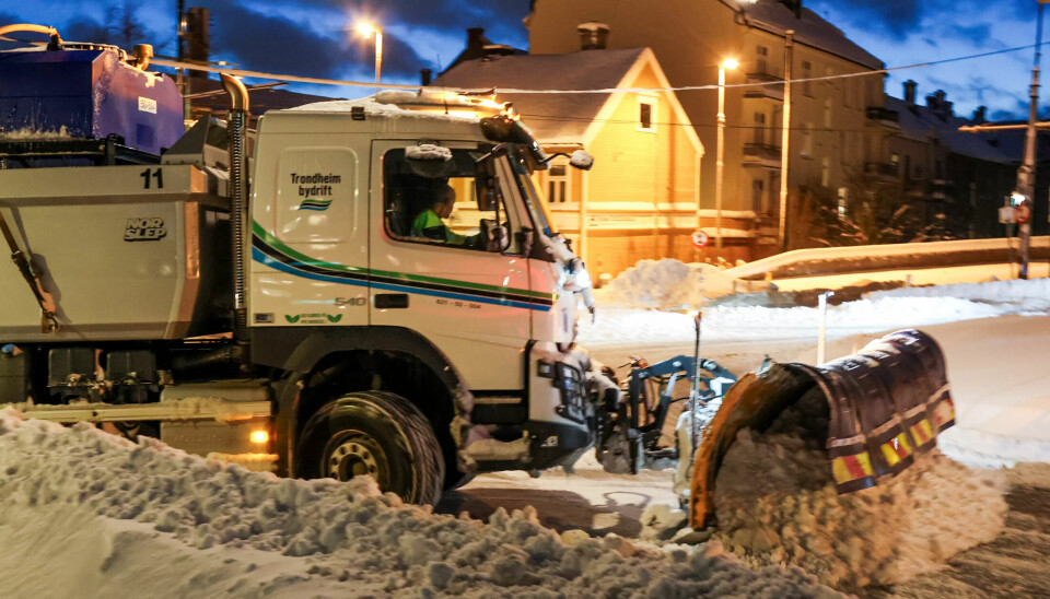 UT PÅ JOBB: I Trondheim sentrum må gatene måkes. UT PÅ JOBB: I Trondheim sentrum må gatene måkes.