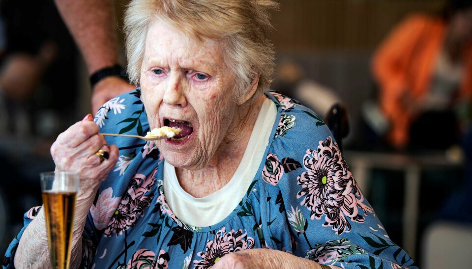 Ruth Helsøe hadde sin første dag på Lambertseterhjemmet. Hun fikk kake og alkoholfri champagne før hun fikk se sitt nye rom. Ruth Helsøe hadde sin første dag på Lambertseterhjemmet. Hun fikk kake og alkoholfri champagne før hun fikk se sitt nye rom.