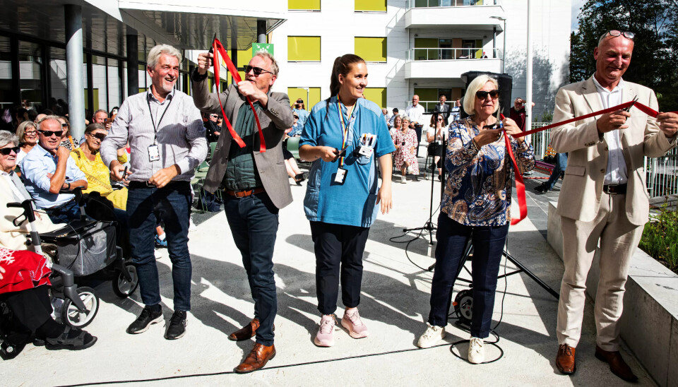 Snorklipping på Lambertseterhjemmet med leder for sykehjemstjenesten Helge Jagmann (f.v.), byrådsleder Raymond Johansen, sykepleier Stina Lilla Slaastad, leder i Oslobygg Eli Grimsby og institusjonssjef Arne Mæhlum. Snorklipping på Lambertseterhjemmet med leder for sykehjemstjenesten Helge Jagmann (f.v.), byrådsleder Raymond Johansen, sykepleier Stina Lilla Slaastad, leder i Oslobygg Eli Grimsby og institusjonssjef Arne Mæhlum.