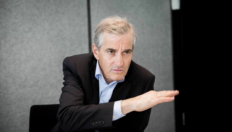 URETTFERDIG: Aps statsministerkandidat, Jonas Gahr Støre, mener trygdeoppgjørene kan gi urettferdige utslag og vil endre ordningen som har gjort at pensjonistene har tapt kjøpekraft de tre siste årene. URETTFERDIG: Aps statsministerkandidat, Jonas Gahr Støre, mener trygdeoppgjørene kan gi urettferdige utslag og vil endre ordningen som har gjort at pensjonistene har tapt kjøpekraft de tre siste årene.