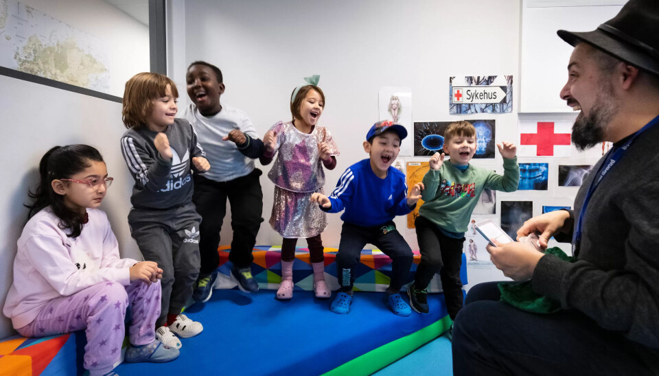 FORVENTNINGSFULLE: Sarah, Eren, Muhammed, Luna, Krishal og Magnus har nettopp tryllet Fargekladden ut av skapet sammen med pedagogisk leder Jorge, Roberto Navarro Fica. Nå skal de lese om Wilma som har to mammaer. FORVENTNINGSFULLE: Sarah, Eren, Muhammed, Luna, Krishal og Magnus har nettopp tryllet Fargekladden ut av skapet sammen med pedagogisk leder Jorge, Roberto Navarro Fica. Nå skal de lese om Wilma som har to mammaer.