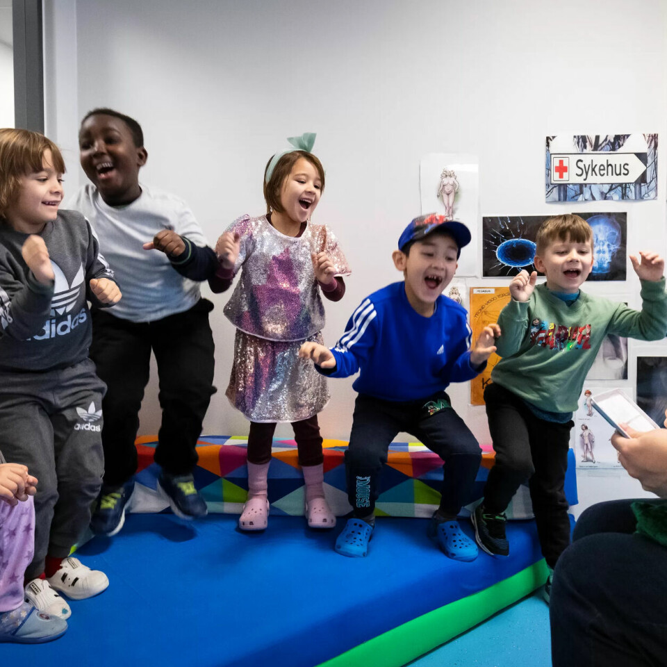 FORVENTNINGSFULLE: Sarah, Eren, Muhammed, Luna, Krishal og Magnus har nettopp tryllet Fargekladden ut av skapet sammen med pedagogisk leder Jorge, Roberto Navarro Fica. Nå skal de lese om Wilma som har to mammaer. FORVENTNINGSFULLE: Sarah, Eren, Muhammed, Luna, Krishal og Magnus har nettopp tryllet Fargekladden ut av skapet sammen med pedagogisk leder Jorge, Roberto Navarro Fica. Nå skal de lese om Wilma som har to mammaer.
