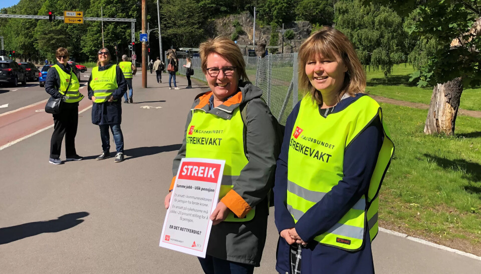 VIKTIG PRINSIPP: Inger-Johanne Hortemo (t.h) og Mona Lohne med Ingebjørg Siira og Liv Heidi Hornseth i bakgrunnen striker for pensjon fra første krone for sine kollegaer. VIKTIG PRINSIPP: Inger-Johanne Hortemo (t.h) og Mona Lohne med Ingebjørg Siira og Liv Heidi Hornseth i bakgrunnen striker for pensjon fra første krone for sine kollegaer.
