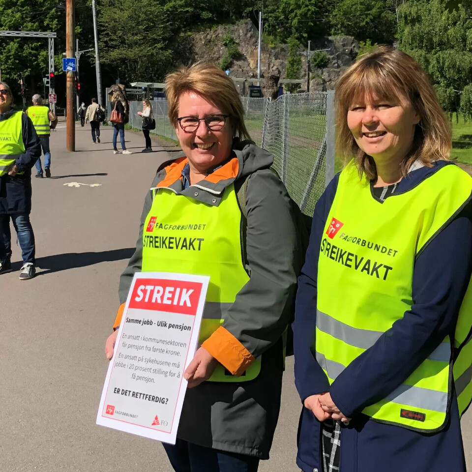 VIKTIG PRINSIPP: Inger-Johanne Hortemo (t.h) og Mona Lohne med Ingebjørg Siira og Liv Heidi Hornseth i bakgrunnen striker for pensjon fra første krone for sine kollegaer. VIKTIG PRINSIPP: Inger-Johanne Hortemo (t.h) og Mona Lohne med Ingebjørg Siira og Liv Heidi Hornseth i bakgrunnen striker for pensjon fra første krone for sine kollegaer.