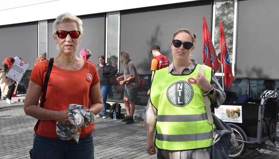 STREIK: LO-leder Peggy Hessen Følsvik (t.v.) og NTL-leder Kjersti Barsok besøkte de streikende torsdag og melder om god stemning. STREIK: LO-leder Peggy Hessen Følsvik (t.v.) og NTL-leder Kjersti Barsok besøkte de streikende torsdag og melder om god stemning.