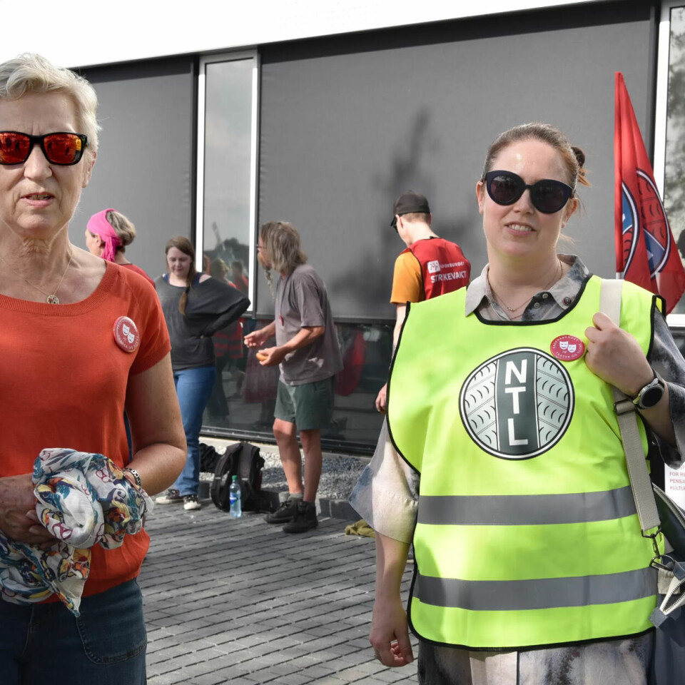 STREIK: LO-leder Peggy Hessen Følsvik (t.v.) og NTL-leder Kjersti Barsok besøkte de streikende torsdag og melder om god stemning. STREIK: LO-leder Peggy Hessen Følsvik (t.v.) og NTL-leder Kjersti Barsok besøkte de streikende torsdag og melder om god stemning.