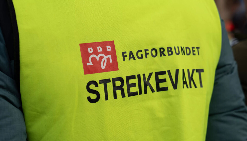 STREIKEFARE: Hvis ikke partene kommer til enighet om lønna, vil streikevester bli å se på gater og streder onsdag. STREIKEFARE: Hvis ikke partene kommer til enighet om lønna, vil streikevester bli å se på gater og streder onsdag.