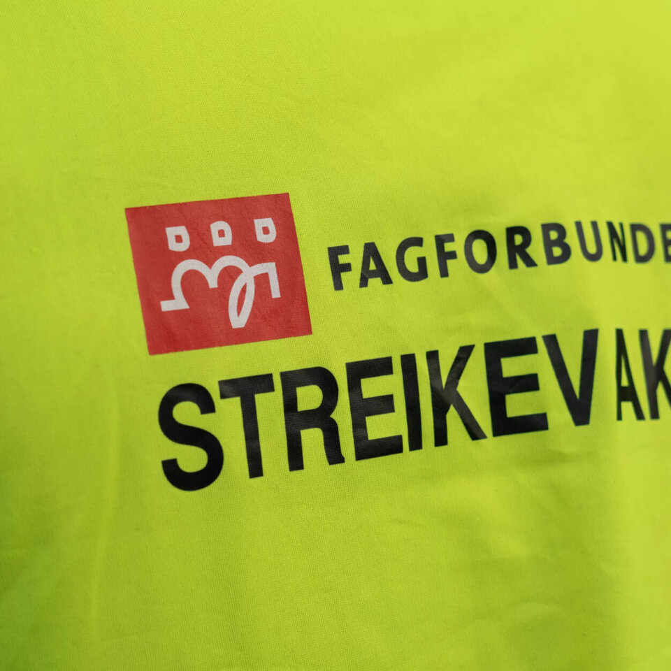 STREIKEFARE: Hvis ikke partene kommer til enighet om lønna, vil streikevester bli å se på gater og streder onsdag. STREIKEFARE: Hvis ikke partene kommer til enighet om lønna, vil streikevester bli å se på gater og streder onsdag.