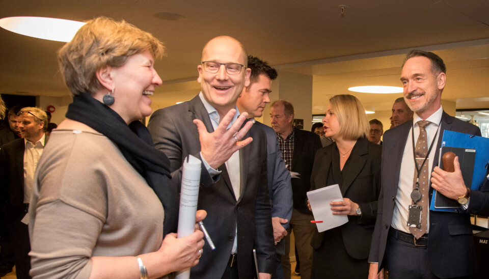 GOD STEMNING: Det var god stemning mellom partene i lønnsoppgjøret for de kommuneansatte, og de ble enige på rekordtid. Fra v: Mette Nord, LO Kommune, Steffen Handal, UNIO og Tor Arne Gangsø, forhandlingsleder i KS. GOD STEMNING: Det var god stemning mellom partene i lønnsoppgjøret for de kommuneansatte, og de ble enige på rekordtid. Fra v: Mette Nord, LO Kommune, Steffen Handal, UNIO og Tor Arne Gangsø, forhandlingsleder i KS.