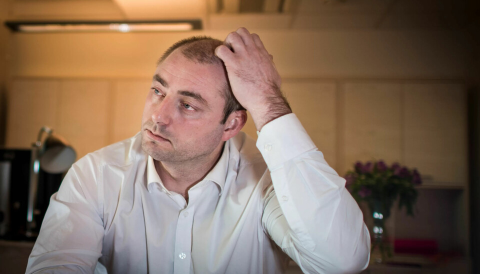 Arbeidsminister Robert Eriksson trekker sine omstridte forslag til kutt i sykelønna. Arbeidsminister Robert Eriksson trekker sine omstridte forslag til kutt i sykelønna.